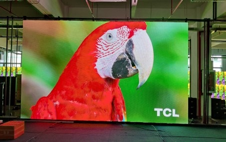 How does refresh rate affect the LED display's quality?