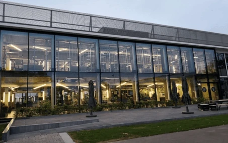 Cos'è uno schermo LED trasparente?