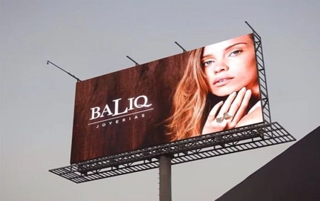 In che modo i prodotti per esterni Premteco riducono il consumo energetico del display a LED?