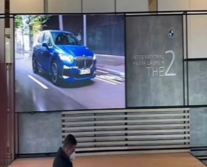 شاشة LED قابلة للطي مقابل ملصق LCD تقليدي: أيهما أفضل للوحات الإعلانية الرقمية؟